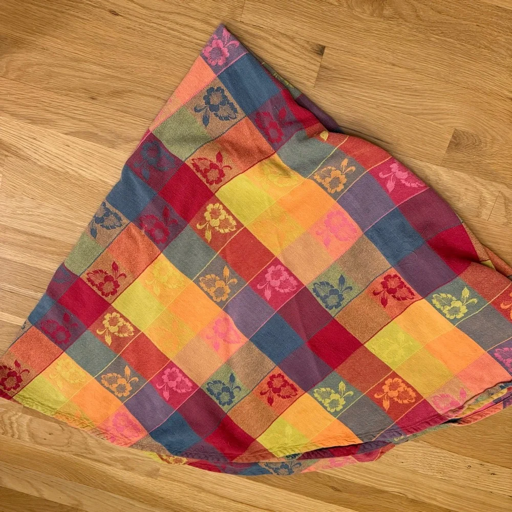 Vintage~ LINENSN-THINGS Round Tablecloth 60”